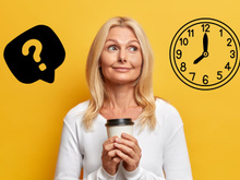 Qual é o melhor horário para tomar café, de manhã cedinho ou um pouco mais tarde?