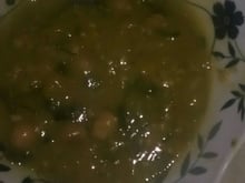 Caldo de grão-de-bico com batata baroa e couve mineira