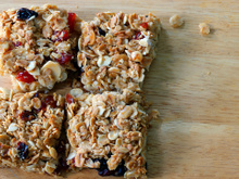 Ainda dá tempo de preparar essa barrinha de cereal caseira para levar para o bloco amanhã!