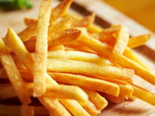 Por que as batatas devem ser deixadas de molho antes de fritar?