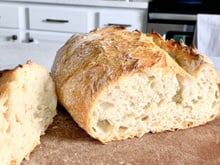 Existe um lugar na cozinha que com certeza vai estragar o pão: "O pão não deve, de jeito nenhum, ser armazenado em..."