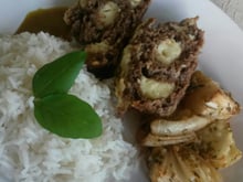 Rocambole de carne moída recheado com queijo coalho e provolone