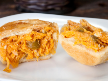 A melhor empada de frango tem recheio cremoso, poucos ingredientes e uma massa leve: receita digna de padaria