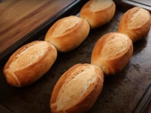 Aprendi como fazer esse pão francês caseiro e nunca mais comprei na padaria: a receita é simples, mas esses truques garantem um pãozinho crocante por fora e macio no miolo