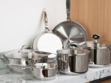 Jogo de panelas com 12 peças está com 14% de desconto e é ideal para quem deseja renovar a cozinha