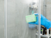 Box de banheiro engordurado nunca mais! Veja dicas de como limpar do jeito certo