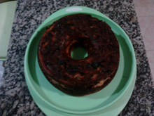Pudim de pão com ameixas e uvas passas