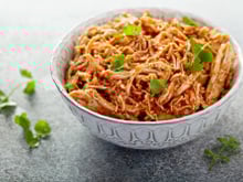 5 receitas com frango desfiado práticas e deliciosas para o lanche da tarde ou jantar