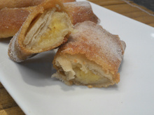 Rolinho primavera de banana com doce de leite