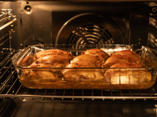 Coxa e sobrecoxa no forno: tempo exato e truques para dourar sem secar (fica suculento!)