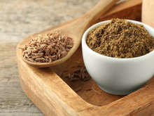 Nem açafrão, nem pimenta-do-reino: esse tempero comum na culinária mediterrânea ajuda na queima de gordura e pode ser usado em infusões