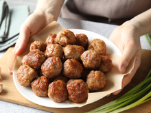 O segredo de uma avó cozinheira para fazer as melhores almôndegas com molho de tomate que já comi está nos ingredientes: "Eu coloco leite quente e caldo de carne”