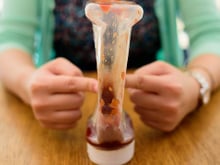 Sempre brigava com o resto de molho nos frascos, até que descobri esse truque inovador!