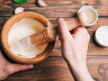 Esse molho de 4 ingredientes é o toque extra que você vai querer comer com tudo: "O segredo é combinar o alho com um pouco de suco..."