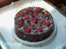 Bolo de baunilha com cobertura de chocolate e morango