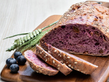 Pão de açaí? Parece estranho, mas essa é a receita perfeita para quem quer variar o café da manhã e comer saudável