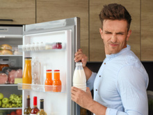 Geladeira com mau cheiro? Descubra agora como solucionar esse problema!