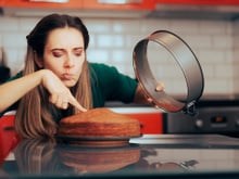 Se o seu bolo sempre fica solado, o erro pode estar na forma como você mistura o óleo