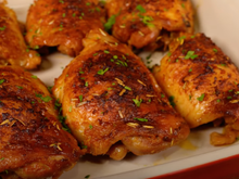 Essa receita de sobrecoxa assada de frango fica bem suculenta e com a pele crocante: o segredo é temperar no dia anterior desse jeito