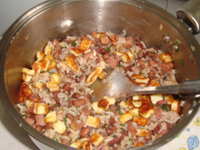 Baião de dois com carne de sol, aipim e queijo coalho frio.