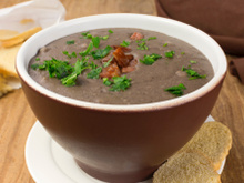 Sopa de feijão com macarrão esquenta a alma e alimento o corpo: bora ficar de coração quentinho com essa receita?