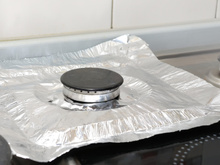 Uso de papel-alumínio é uma prática milenar que você não deve fazer no seu fogão