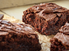 Brownie molhadinho por dentro e com a casquinha perfeita por fora: acerte o ponto do doce com as dicas do TudoGostoso