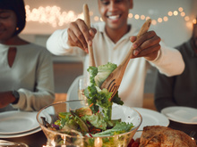 3 dicas de etiqueta à mesa essenciais para fazer bonito ao jantar na casa de amigos