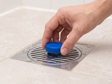 Colocar uma tampa de garrafa no ralo do chuveiro: por que é recomendado fazer isso em casa e qual problema resolve