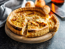 Sobrou frango do almoço? Aproveite o ingrediente para preparar uma deliciosa quiche com massa que desmancha na boca