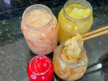 Finalmente aprendi a fazer gengibre em conserva igual aqueles que são servidos nos restaurantes japoneses (e é bem fácil!)