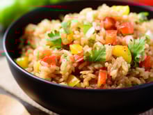 Arroz pronto em 7 minutos: a receita prática que aprendi no TudoGostoso e salva qualquer almoço ou jantar (com legumes e linguiça)