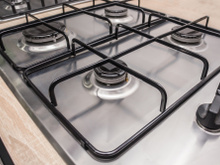 Limpar as grelhas do fogão vai ficar muito mais fácil depois desse truque