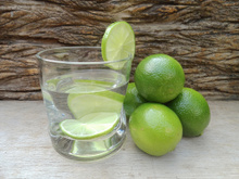 A verdade sobre o hábito de beber água com limão todas as manhãs: é bom ou ruim?