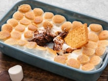 Smores de travessa assado no forno ou na airfryer fácil com apenas 3 ingredientes