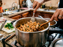 Testei a técnica da panela de pressão para desfiar frango e realmente ficou pronto em segundos