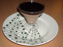 Mousse branca com calda de chocolate