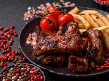 A receita de costela na pressão que deixa a carne desmanchando e suculenta (sem usar água!) para o almoço de domingo