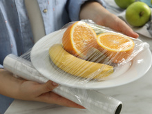 Nunca mais tive problema para desenrolar plástico-filme depois que aprendi o jeito certo de guardá-lo