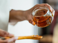 Não é na geladeira: saiba a forma mais recomendada para armazenar mel