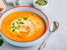 Sopa de cenoura com tomate e manjericão