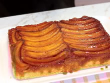 Adoro comer esse bolo caramelizado de banana quando ainda está morninho: a massa é fofinha e a receita muito fácil de fazer