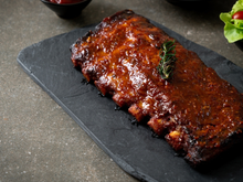 Você não precisa de defumador: aprenda a fazer costelas defumada macias e suculentas no forno comum