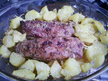 Picanha suína com batatas cobertas de queijo