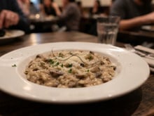 Homem encontra um fio de cabelo na comida, pede outro prato ao garçom e se surpreende com cobrança na conta: advogado explica quem está errado, se o cliente ou o restaurante