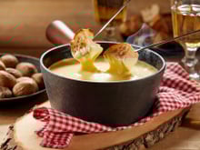 Como fazer fondue fácil: receitas e dicas para um jantar perfeito com fondue de queijo, carne e chocolate