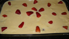 Creme com morangos e ganache de chocolate branco