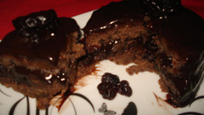 Bolo de noiva com cobertura de chocolate