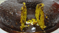 Bolo de cenoura com calda de chocolate e aveia