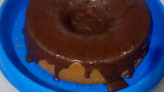 Bolo de fubá com calda de chocolate